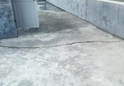 二道楼顶漏水维修公司分享下如何解决卫生间隐蔽部位漏水的问题?