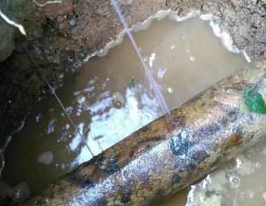 二道楼顶渗水维修公司分享下地暖漏水的原因及检测方法。